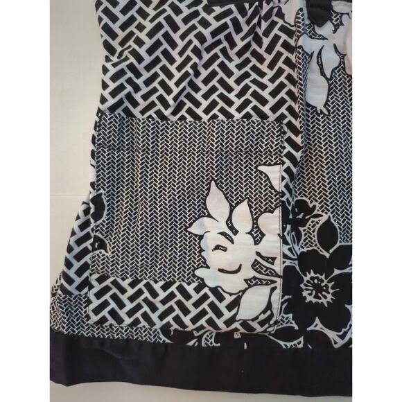 Koi Kathy Peterson 2 Pocket Floral Scrubs Black White 1/4 Button Womens Size XS - Picture 3 of 8